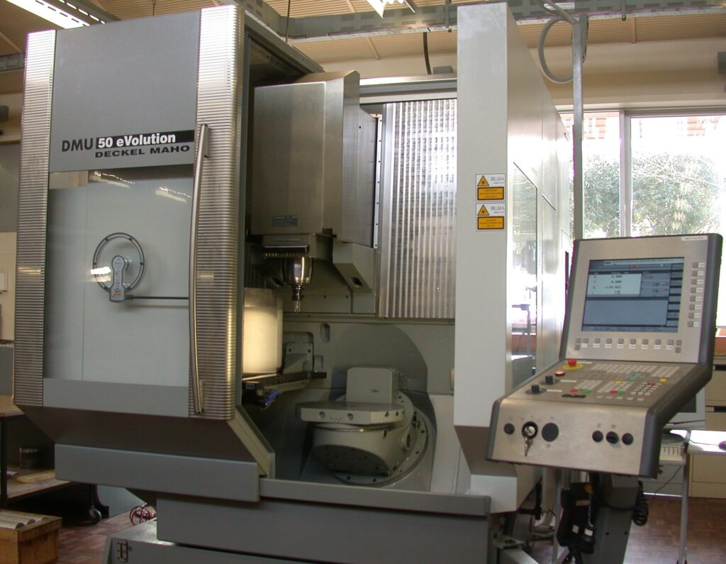 Centro de mecanizado CNC en taller